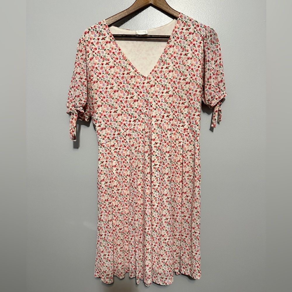 Siren Lily floral, print flowing, stretchy, V-neck dress Size L